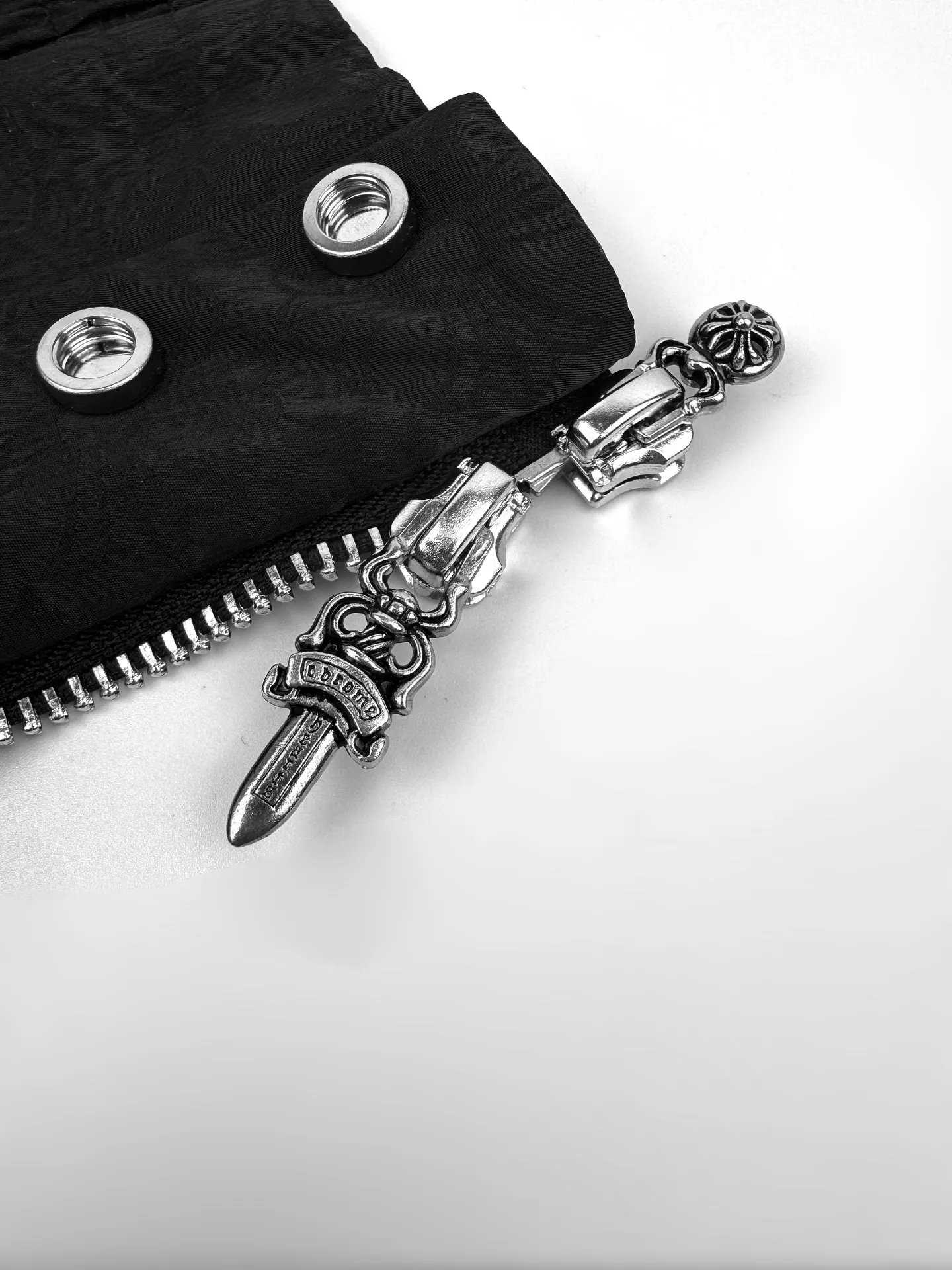 P610 Chrome Hearts full-print dark pattern zipper jacket. Customized phantom floral silk woven fabric. Excellent texture. Comfortable and close to the skin. Mainly based on obsidian black. Like star trails under the night. Encounter the CH pattern covering the body. Derived from the brand's profound cultural heritage. Quietly emerging in a looming manner. Dark pattern aesthetics. Rebellious compatibility. Low-key edge. Full of recognition. Interpretation of unparalleled fashion style. Casual sophistication. Make every touch a ceremonial experience. Process 1: Fabric jacquard technology. By weaving a full-width CH dark jacquard texture technology on the surface of the fabric, control the interweaving method of warp and weft lines. Precisely control the interweaving density and tension of the yarn to make it more three-dimensional. Process 2: Use glue printing. The printing has been modified three times with the film screen. Use glue liquid paint to print the pattern on the fabric. Bake the fabric to fix the printing pattern. Technique 3: Infrared positioning cutting machine. The precise positioning of materials is achieved through infrared emitters and infrared receivers. The accuracy can reach the micron level, thereby meeting the effect of high-precision cutting of alignment strips. Process 4: The fabrics are washed and have a better hand feel. They are not easy to deform, not easy to shrink, not easy to fade, and maintain long-term beauty. Accessories: Customized 1:1 CH zippers, customized 1:1 CH snap buttons, customized 1:1 CH leather main wheat, customized 1:1 CH leather code labels. Customized 1:1 CH trademark Fit: Loose fit Size: S M L XL Style number: CC902